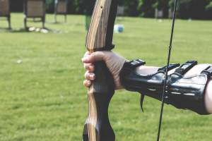 Un arc en main, dans un camps d'entrainement